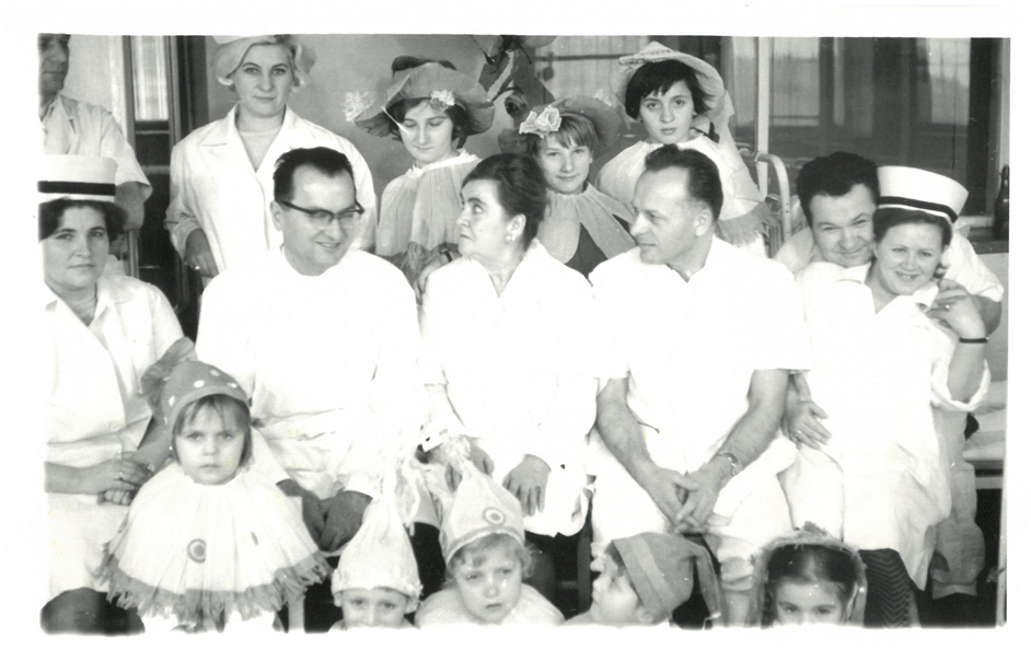 Szesnaście os&oacute;b, w tym kobiety, mężczyźni i dzieci. Dzieci poprzebierane w stroje krasnoludk&oacute;w